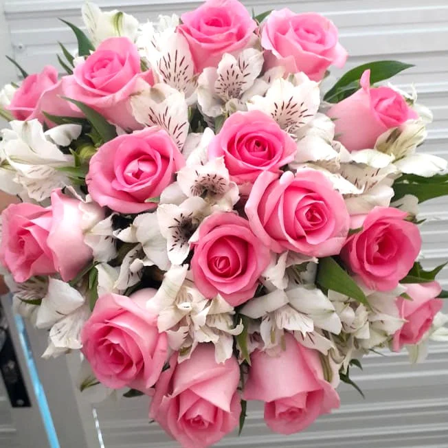 Buqu� de Rosas Rosa e Astrom�lias