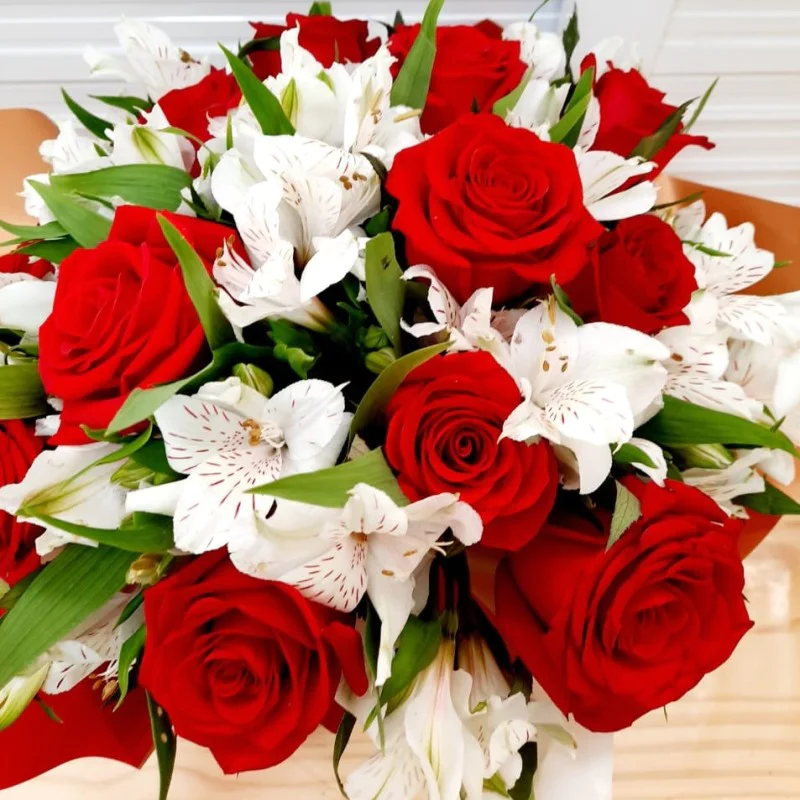 Buqu� de Rosas Vermelhas e Astrom�lia